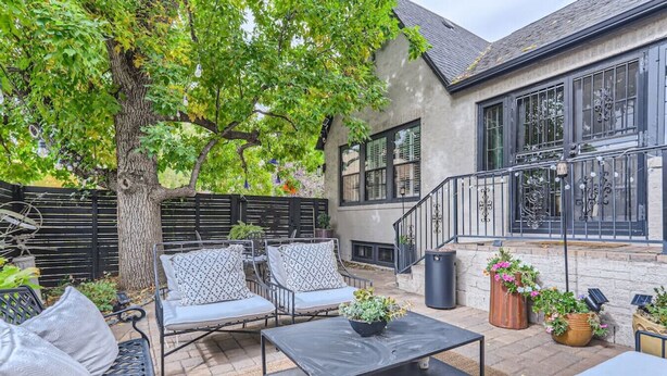 A patio with outdoor furniture, a staircase, and potted plants. - Hilltop I Cherry Creek I Guest suite I Museums (Denver)