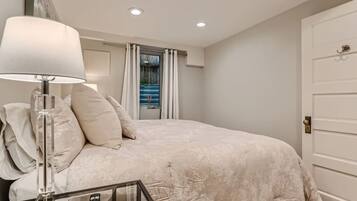 1 bedroom, desk, iron/ironing board, WiFi