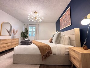 3 habitaciones, tabla de planchar con plancha, wifi y ropa de cama 