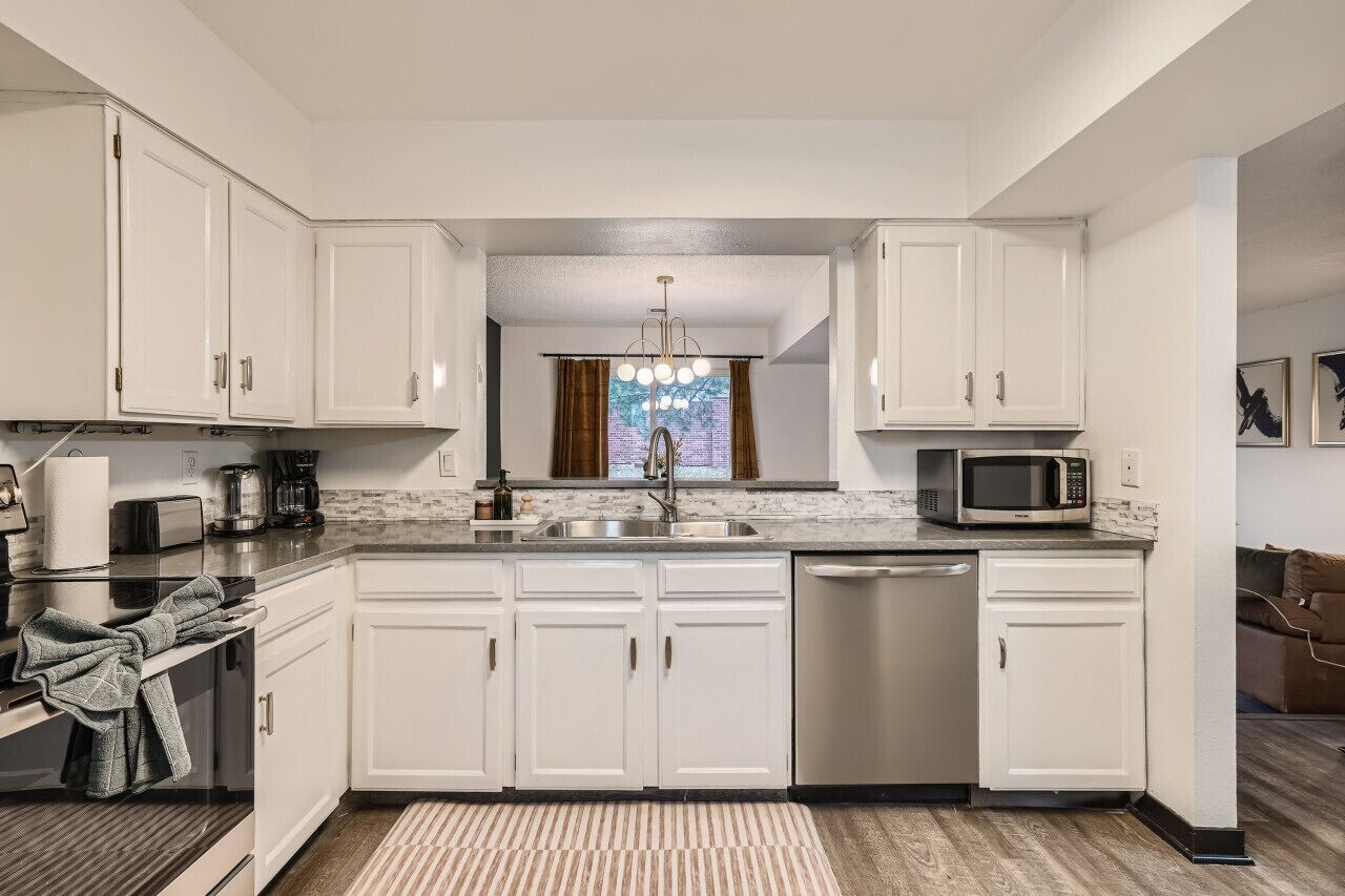 Kylskåp, mikrovågsugn, ugn och spishäll