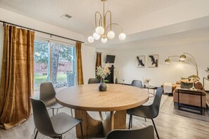 Dining - Stylish Townhouse Retreat - 15 min to DT (Westminster)