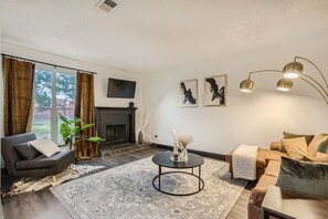 Smart TV y chimenea 