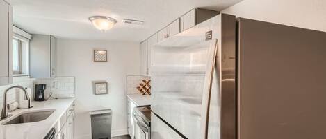 冰箱、微波炉、烤箱、炉灶