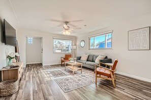 Smart TV - Regis I Tennyson I Sleeps 8 I Red Rocks I Pets (Denver)