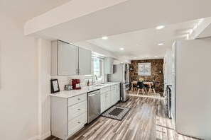 ثلاجة، ميكروويف، فرن، موقد طهي مسطح