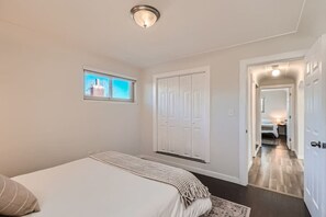 4 bedrooms, iron/ironing board, WiFi, bed sheets - Regis I Tennyson I Sleeps 8 I Red Rocks I Pets (Denver)