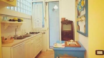 Kühlschrank, Herdplatte, Wasserkocher mit Kaffee-/Teezubehör, Toaster