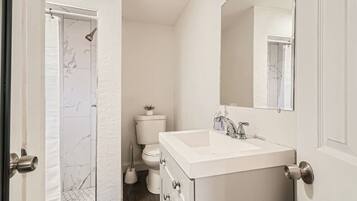 Een haardroger, handdoeken