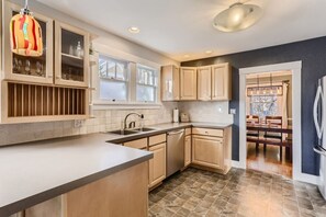 Køleskab, mikrobølgeovn, ovn, kogeplade