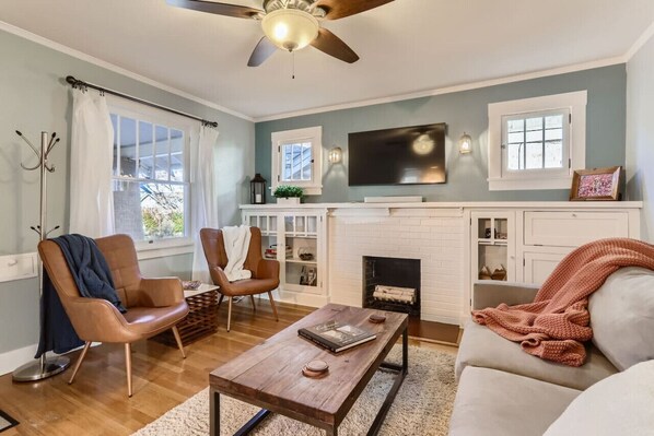 TV - 2bd 2ba Highlands Bungalow I Fire pit I Backyard (Denver)