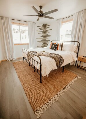 2 bedrooms, desk, WiFi, bed sheets