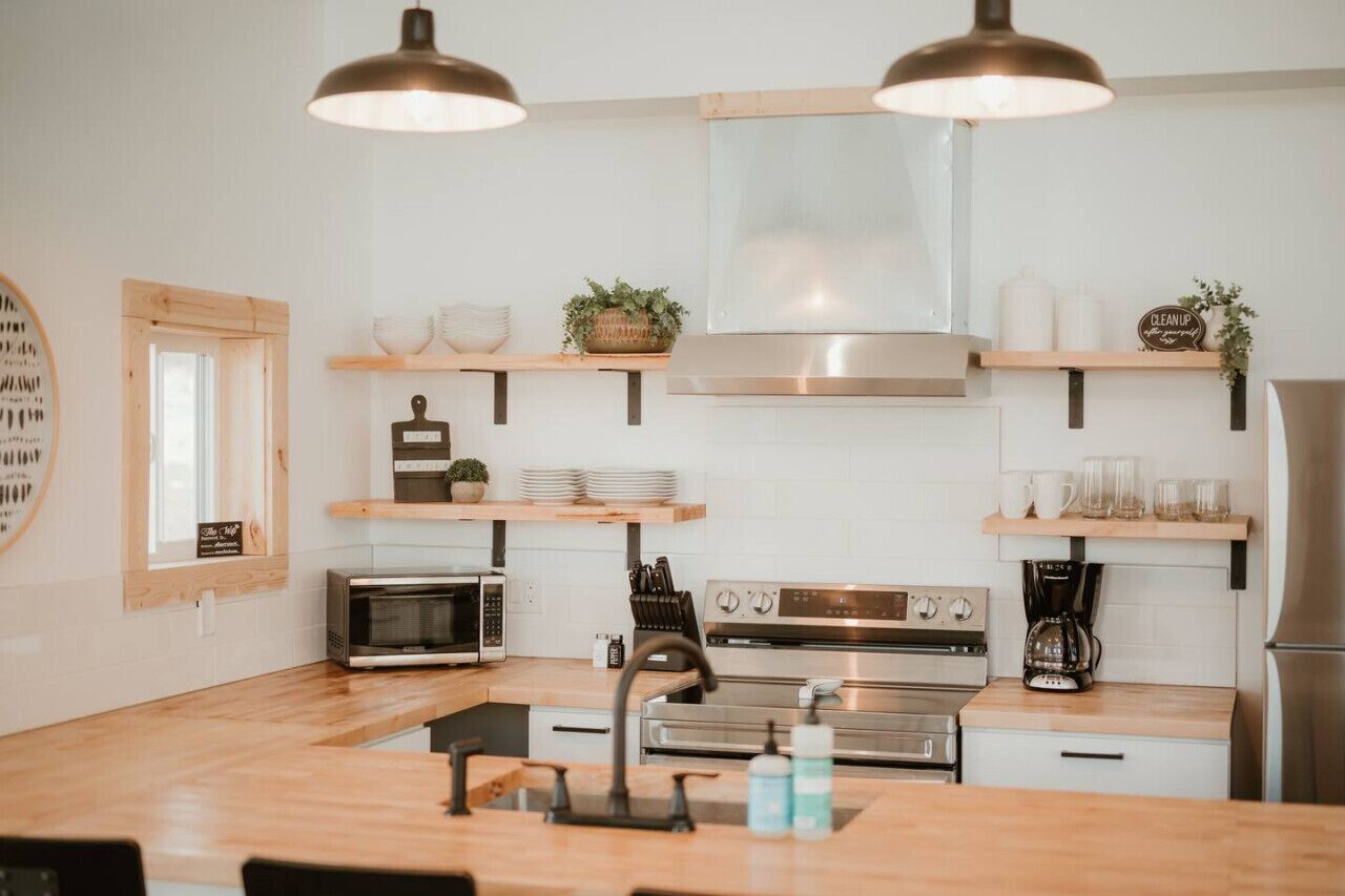 Refrigerador, microondas, horno y parrilla de estufa 