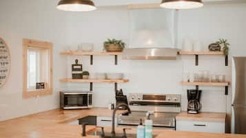 雪櫃、微波爐、焗爐、爐具