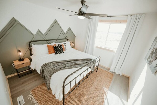 2 bedrooms, desk, WiFi, bed sheets