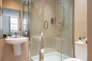 City Apartment | Bathroom | Free toiletries, hair dryer, towels, soap - Elegant 2BR 2BA with Patio in Kennington (London)