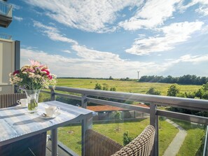 Outdoor dining - Appartement Himmelblau mit Blick auf Bodden und Ostsee im Ostseebad Wustrow (Wustrow)