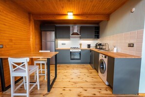 Bungalow | Eigene Küche | Großer Kühlschrank, Ofen, Herdplatte, Geschirrspüler