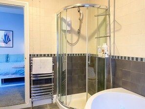 Hair dryer, towels - Spacious & stylish 3-bed home in Centre of Canterbury (Canterbury)