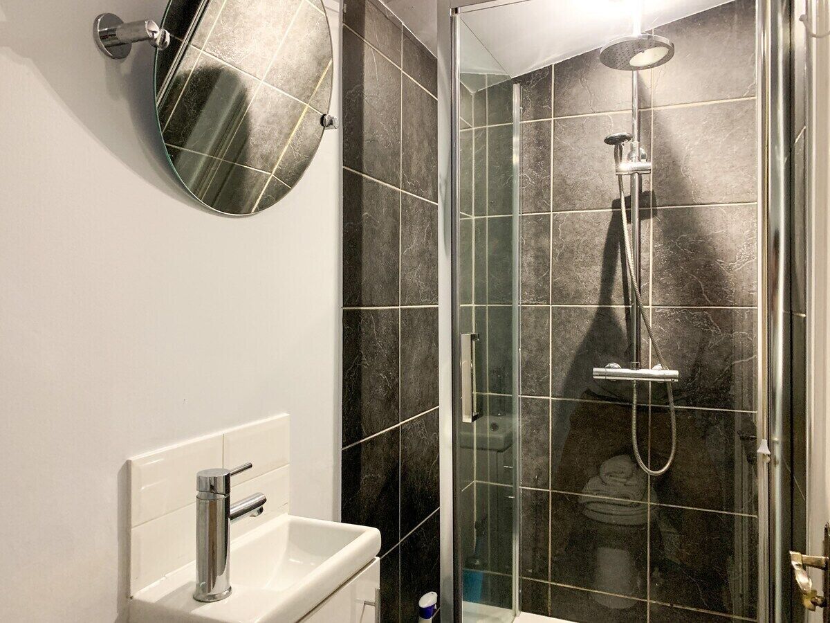 Secador de cabelo, toalhas de banho