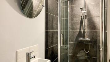 Secador de cabelo, toalhas de banho