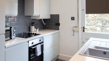 Een koelkast, een microgolfoven, een oven, een kookplaat