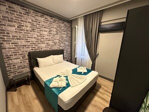 Leilighet – classic, 1 soverom | Skrivebord, skrivebord for bærbar PC, lydisolert og strykejern/-brett