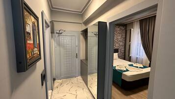 Leilighet – classic, 1 soverom | Skrivebord, skrivebord for bærbar PC, lydisolert og strykejern/-brett