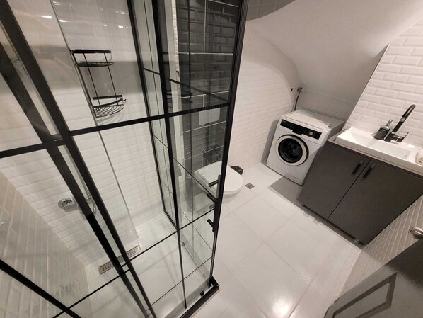 Basic-Apartment | Badezimmer | Dusche, Regendusche, Haartrockner, Hausschuhe