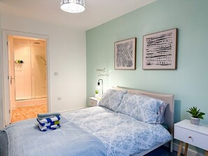 2 bedrooms, iron/ironing board, free WiFi, bed sheets