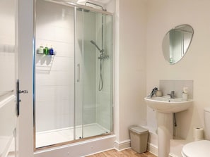 Hair dryer, towels - Modern 2 Bedroom City Centre Flat + FREE parking (Canterbury)