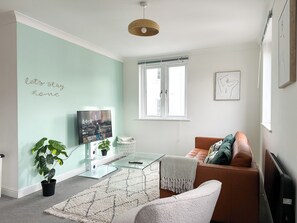 TV - Modern 2 Bedroom City Centre Flat + FREE parking (Canterbury)