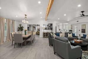 TV, fireplace, offices - Private Pickleball, B-Ball, Putt, Pool, Spa, Grill (Scottsdale)