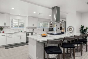 Fridge, microwave, oven, stovetop - Private Pickleball, B-Ball, Putt, Pool, Spa, Grill (Scottsdale)