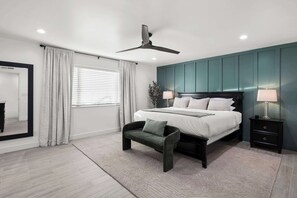 3 sovrum, skrivbord, strykjärn/strykbräda och resesäng