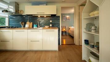 Een koelkast, een magnetron, een oven, een kookplaat