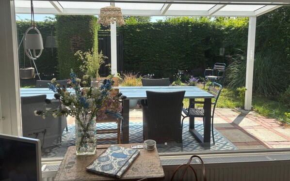 Outdoor dining - Horrelshoogte 51 Holiday home in Ouddorp at Sea (Ouddorp)