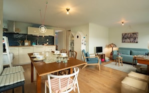 TV - Horrelshoogte 51 Holiday home in Ouddorp at Sea (Ouddorp)