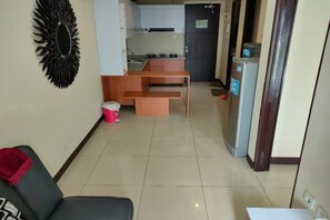 Desk, free WiFi, bed sheets - Capital O 93636 La Grande Apartment By UJM (Bandung)