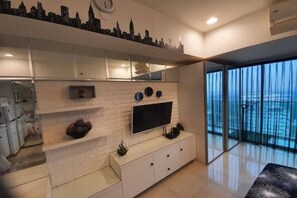 Desk, free WiFi, bed sheets - Capital O 93636 La Grande Apartment By UJM (Bandung)