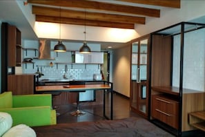Escritorio, wifi gratis y ropa de cama