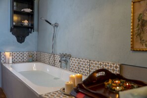 Douche, sĂšche-cheveux, bidet, serviettes fournies