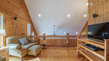 Een smart-tv en een open haard