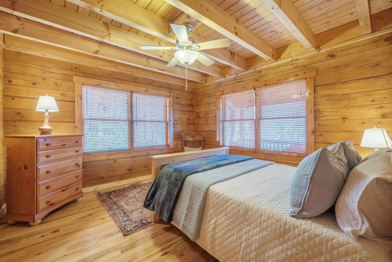 4 slaapkamers, een bureau, een strijkplank/strijkijzer, gratis wifi