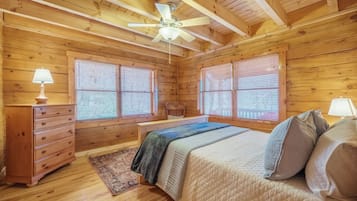 4 slaapkamers, een bureau, een strijkplank/strijkijzer, gratis wifi