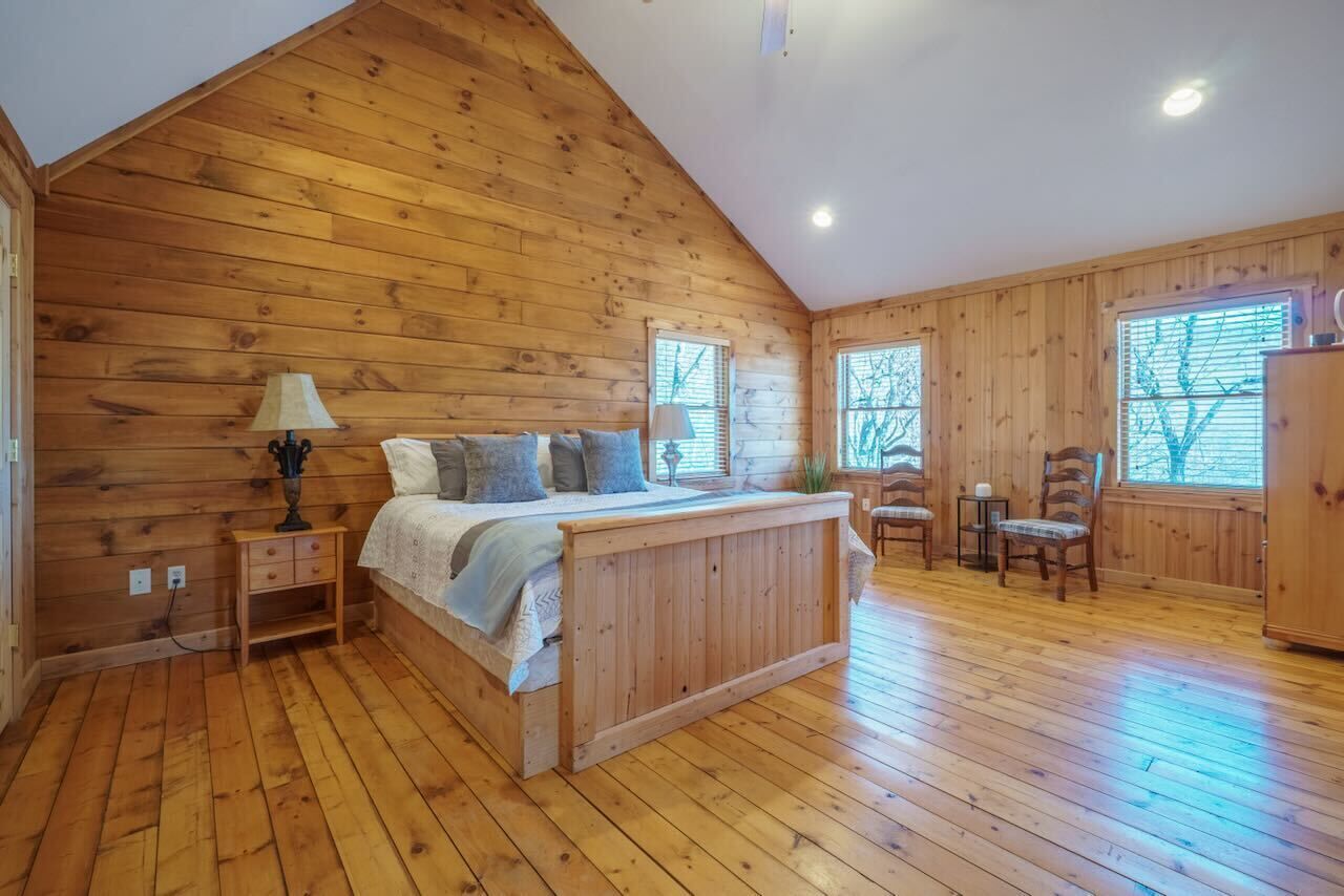 4 makuuhuonetta, työpöytä, silitysrauta/-lauta, ilmainen Wi-Fi