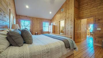 4 bedrooms, iron/ironing board, free WiFi, bed sheets