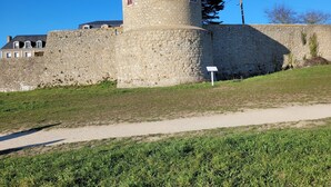A stone tower with a circular base and a conical roof, surrounded by a stone wall. - Gîte Spacieux 3 Chambres, en Bord de Mer, Bretagne Sud, 56, Port-louis (Port-Louis)