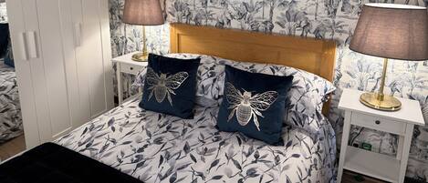 Departamento estándar | Ropa de cama de alta calidad y camas con efecto memoria