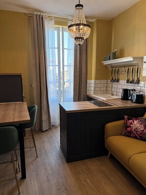 Standard Apartment | Living area | 43-inch Smart TV with digital channels, Netflix, streaming services - Herbert George Apartment Hotel  (Clairac)