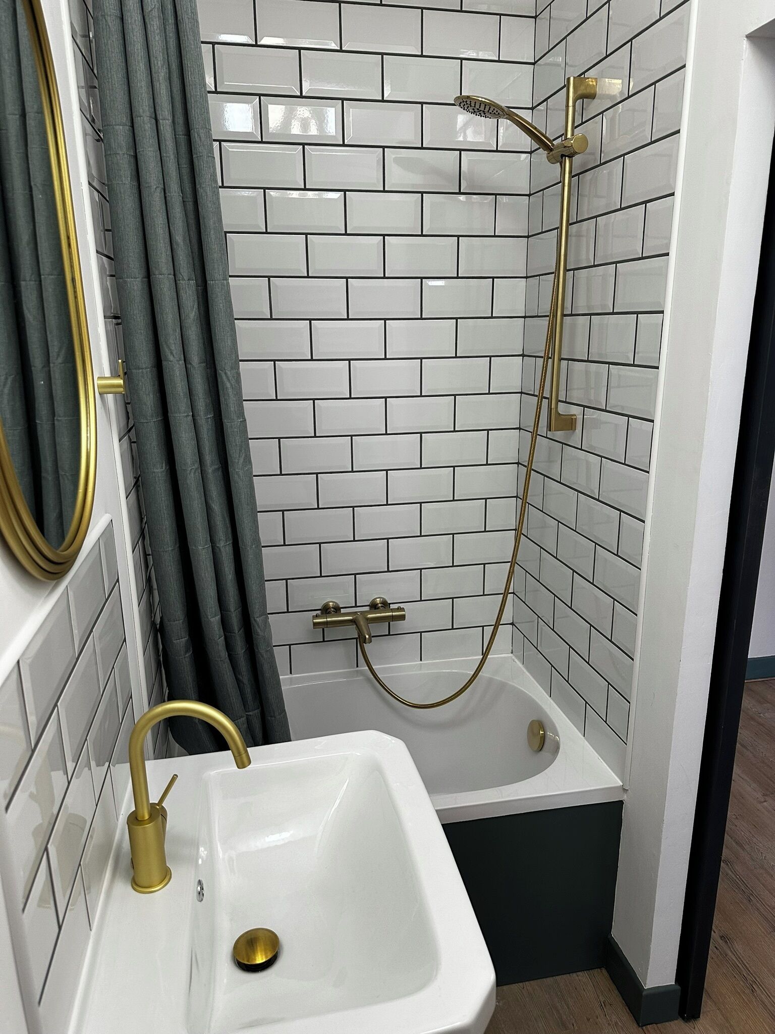 Een bad/douchecombinatie, gratis toiletartikelen, een haardroger